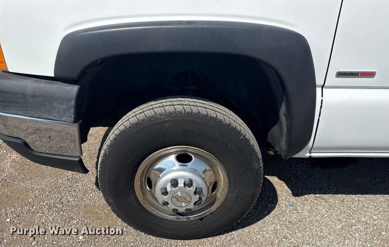 image for item NU9650 2004 Chevrolet Silverado 3500 flatbed pickup truck