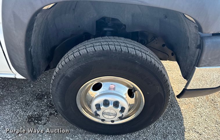 image for item NU9650 2004 Chevrolet Silverado 3500 flatbed pickup truck