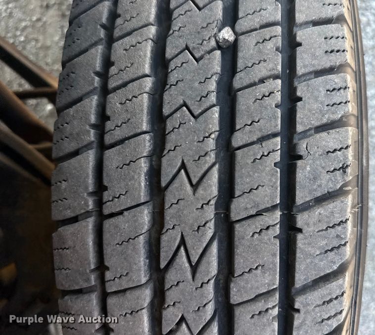 image for item NU9650 2004 Chevrolet Silverado 3500 flatbed pickup truck