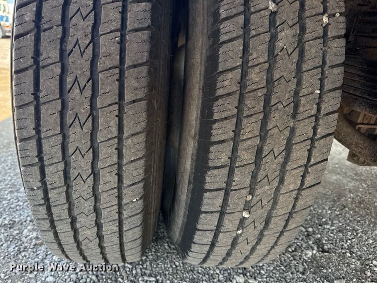 image for item NU9650 2004 Chevrolet Silverado 3500 flatbed pickup truck