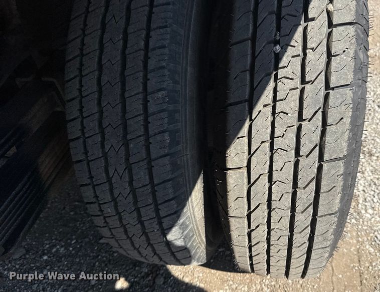 image for item NU9650 2004 Chevrolet Silverado 3500 flatbed pickup truck