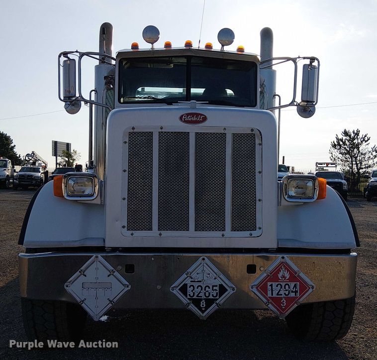 image for item NU9724 2009 Peterbilt 365 flatbed truck