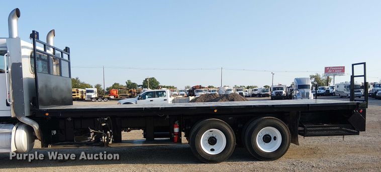 image for item NU9724 2009 Peterbilt 365 flatbed truck