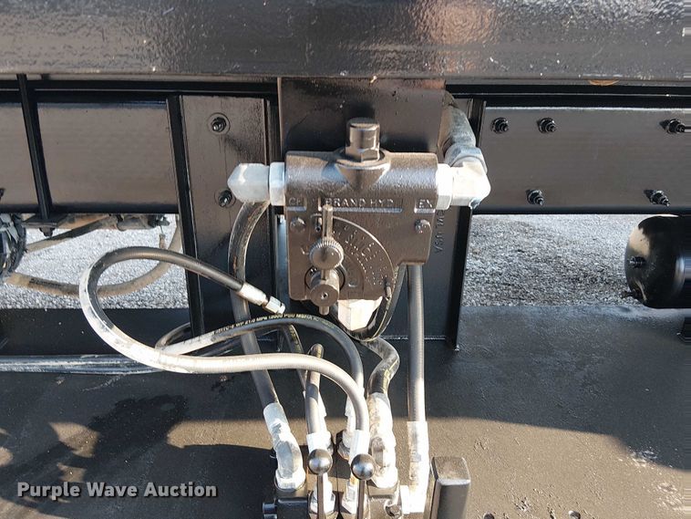 image for item NU9724 2009 Peterbilt 365 flatbed truck