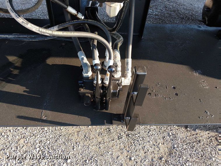 image for item NU9724 2009 Peterbilt 365 flatbed truck