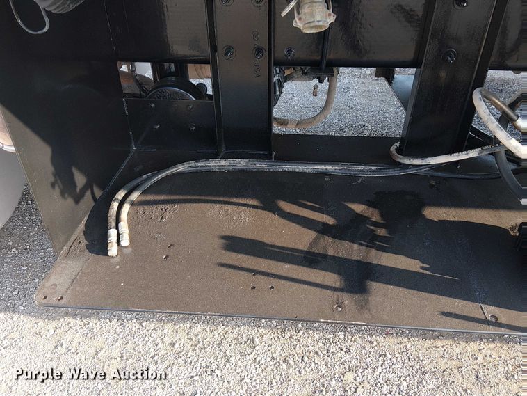 image for item NU9724 2009 Peterbilt 365 flatbed truck