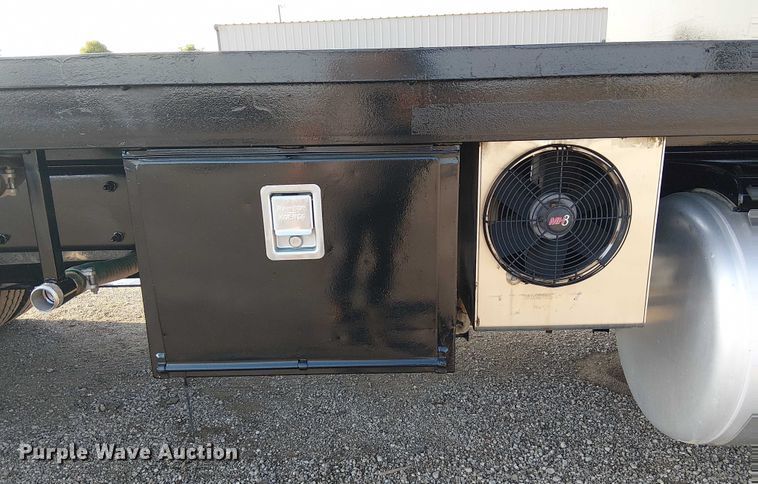 image for item NU9724 2009 Peterbilt 365 flatbed truck