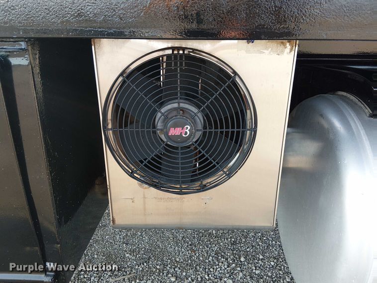 image for item NU9724 2009 Peterbilt 365 flatbed truck