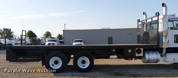 image for item NU9724 2009 Peterbilt 365 flatbed truck