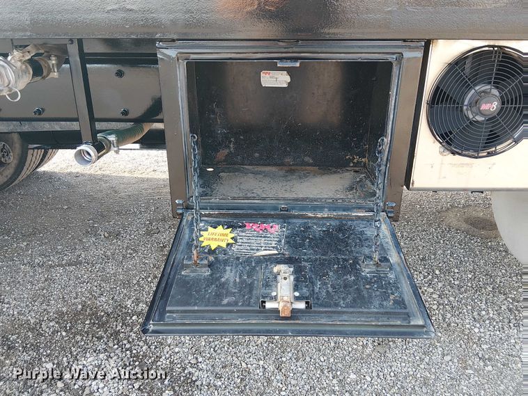 image for item NU9724 2009 Peterbilt 365 flatbed truck