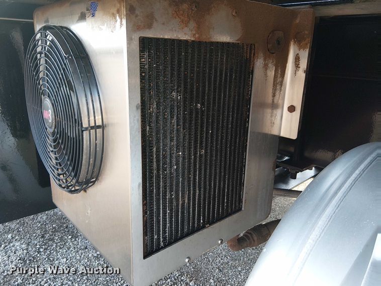 image for item NU9724 2009 Peterbilt 365 flatbed truck