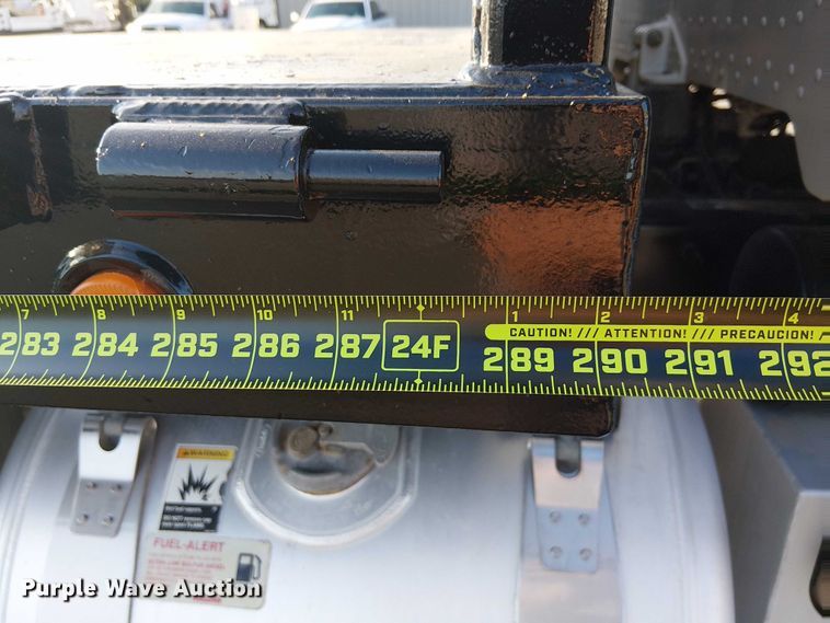 image for item NU9724 2009 Peterbilt 365 flatbed truck