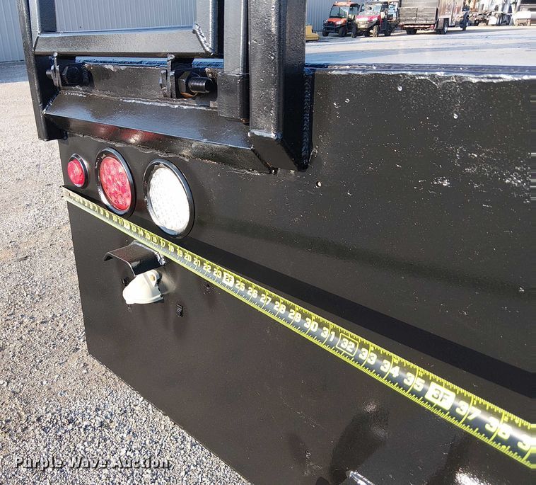 image for item NU9724 2009 Peterbilt 365 flatbed truck