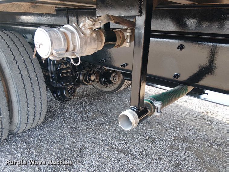 image for item NU9724 2009 Peterbilt 365 flatbed truck