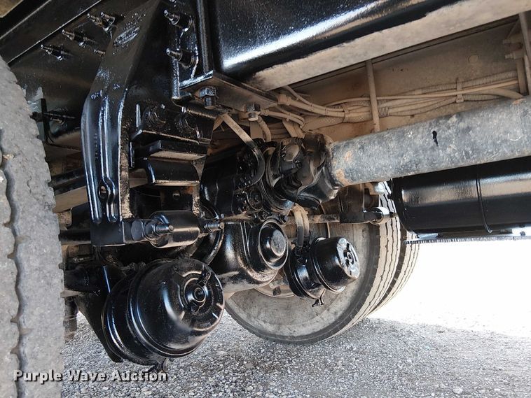 image for item NU9724 2009 Peterbilt 365 flatbed truck