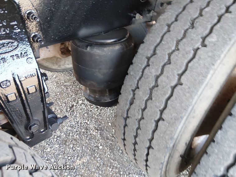 image for item NU9724 2009 Peterbilt 365 flatbed truck