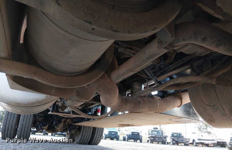 image for item NU9724 2009 Peterbilt 365 flatbed truck