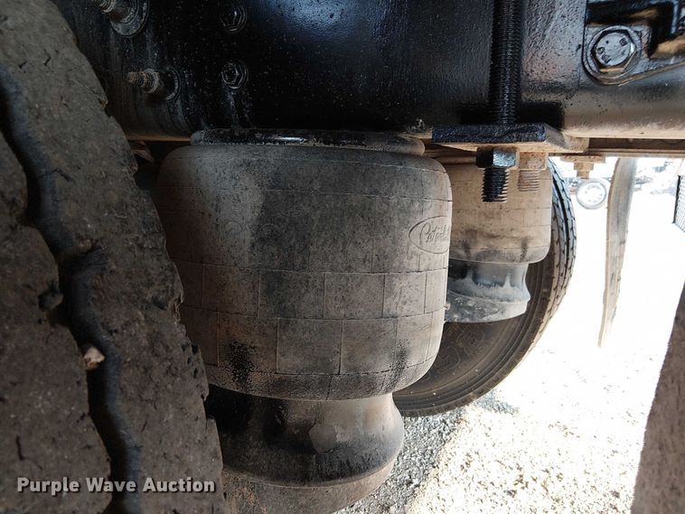 image for item NU9724 2009 Peterbilt 365 flatbed truck