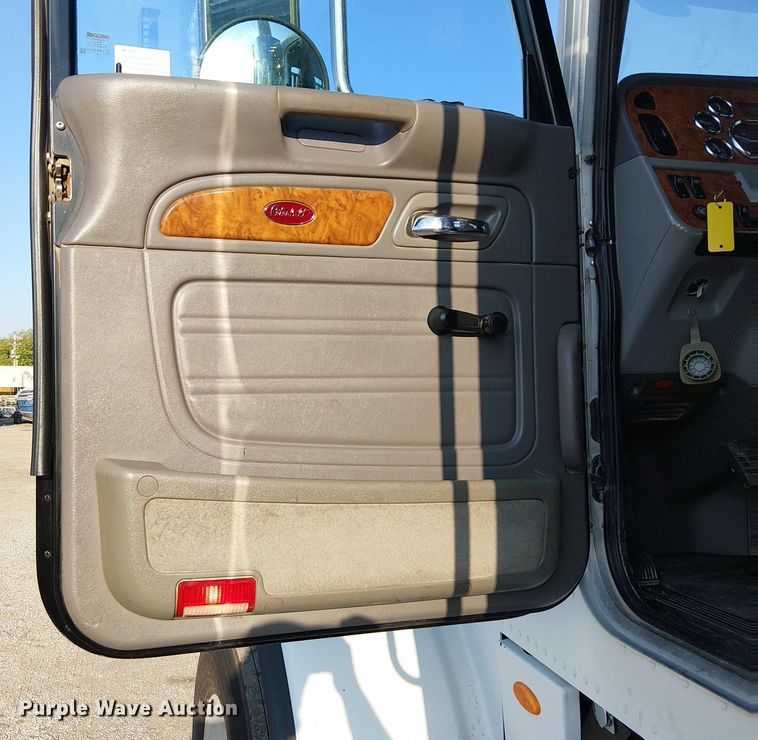 image for item NU9724 2009 Peterbilt 365 flatbed truck