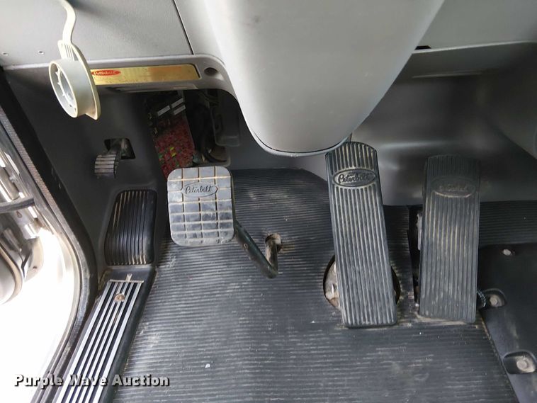 image for item NU9724 2009 Peterbilt 365 flatbed truck