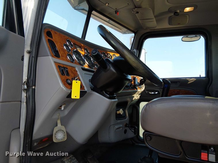 image for item NU9724 2009 Peterbilt 365 flatbed truck