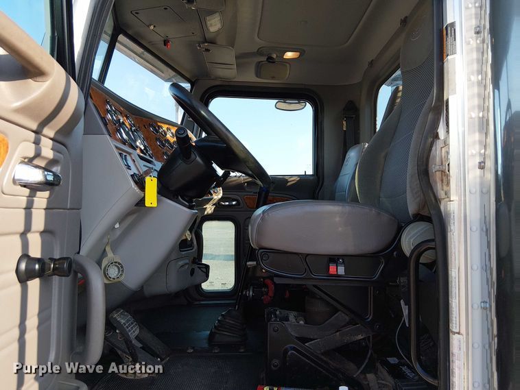 image for item NU9724 2009 Peterbilt 365 flatbed truck