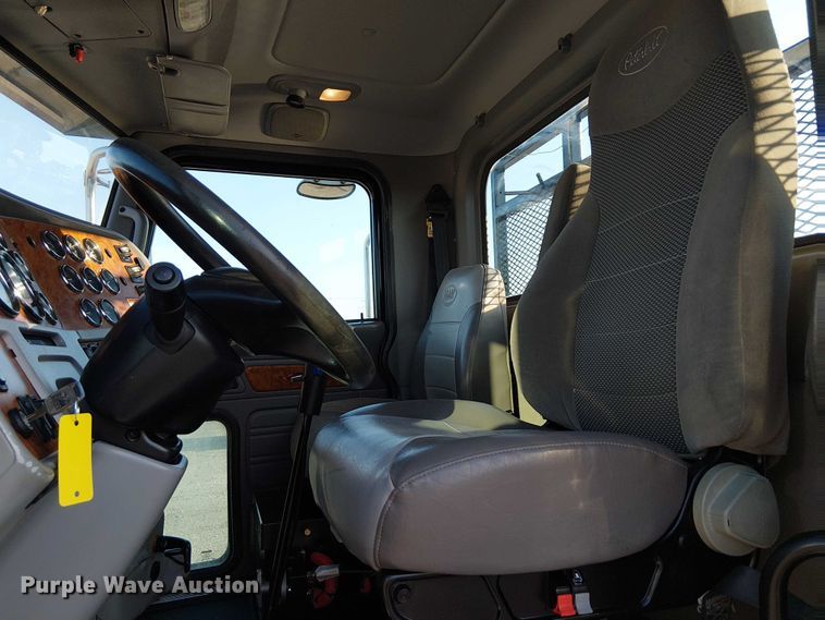 image for item NU9724 2009 Peterbilt 365 flatbed truck