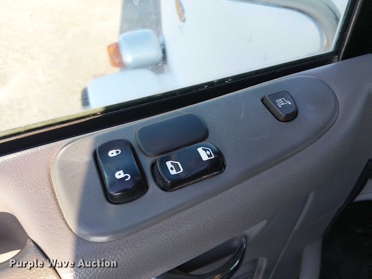 image for item NU9724 2009 Peterbilt 365 flatbed truck