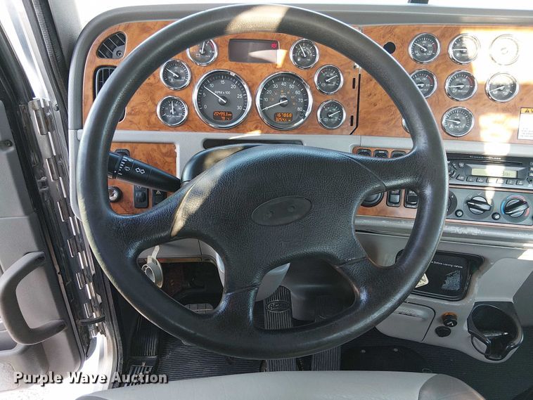 image for item NU9724 2009 Peterbilt 365 flatbed truck