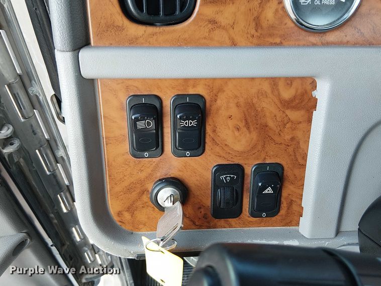 image for item NU9724 2009 Peterbilt 365 flatbed truck