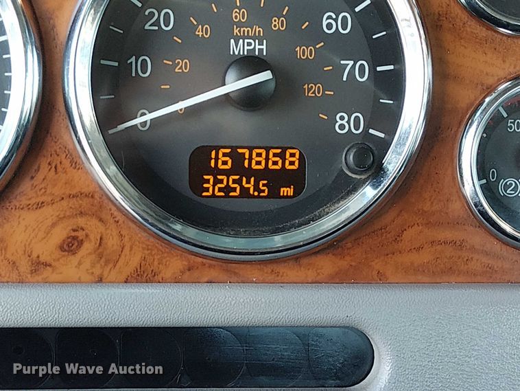 image for item NU9724 2009 Peterbilt 365 flatbed truck