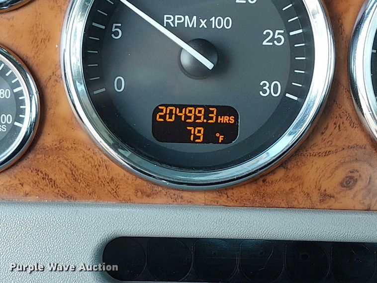 image for item NU9724 2009 Peterbilt 365 flatbed truck