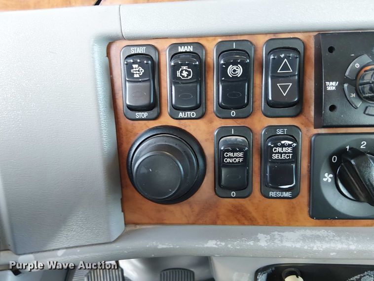 image for item NU9724 2009 Peterbilt 365 flatbed truck