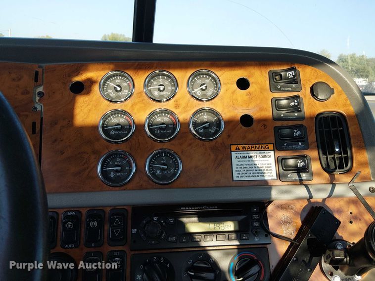 image for item NU9724 2009 Peterbilt 365 flatbed truck