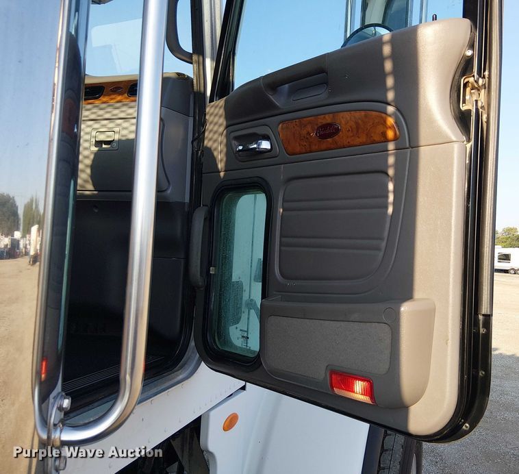 image for item NU9724 2009 Peterbilt 365 flatbed truck