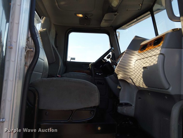 image for item NU9724 2009 Peterbilt 365 flatbed truck