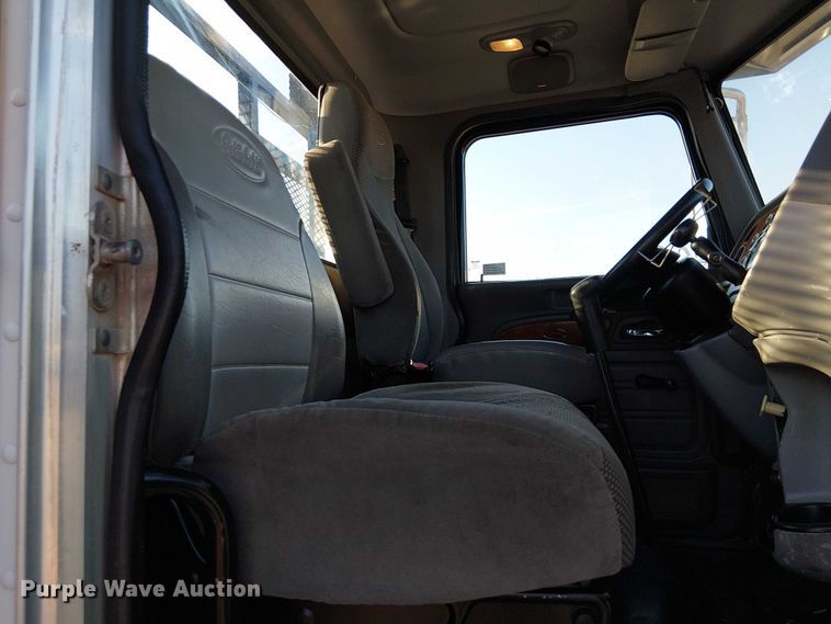 image for item NU9724 2009 Peterbilt 365 flatbed truck