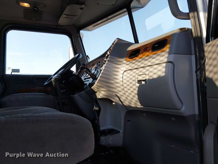 image for item NU9724 2009 Peterbilt 365 flatbed truck