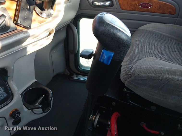 image for item NU9724 2009 Peterbilt 365 flatbed truck