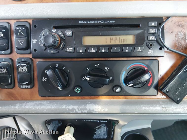 image for item NU9724 2009 Peterbilt 365 flatbed truck