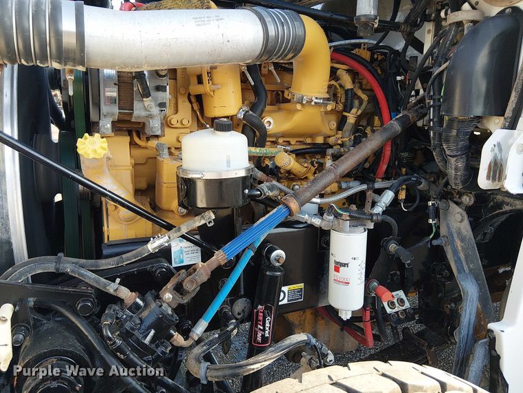 image for item NU9724 2009 Peterbilt 365 flatbed truck