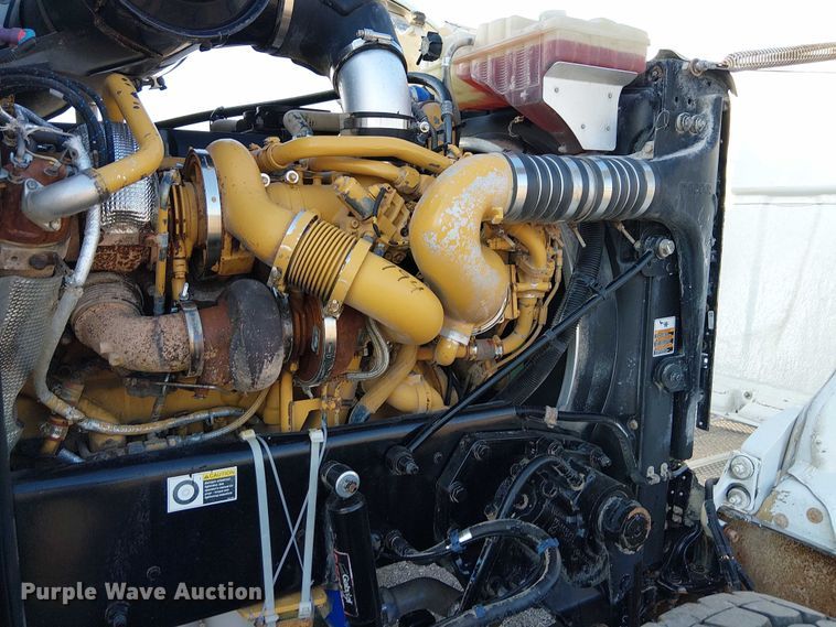 image for item NU9724 2009 Peterbilt 365 flatbed truck