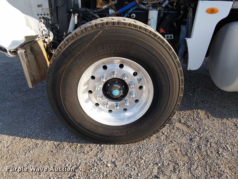 image for item NU9724 2009 Peterbilt 365 flatbed truck