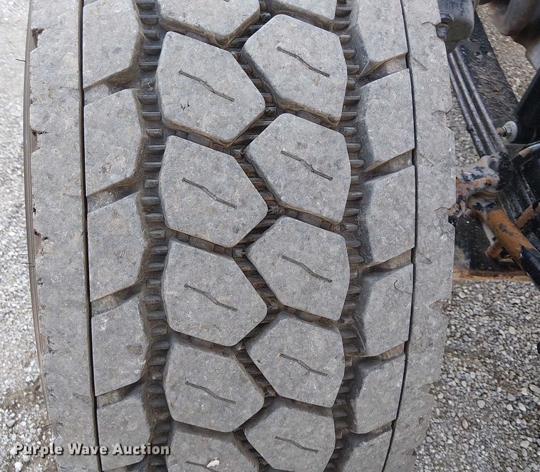 image for item NU9724 2009 Peterbilt 365 flatbed truck