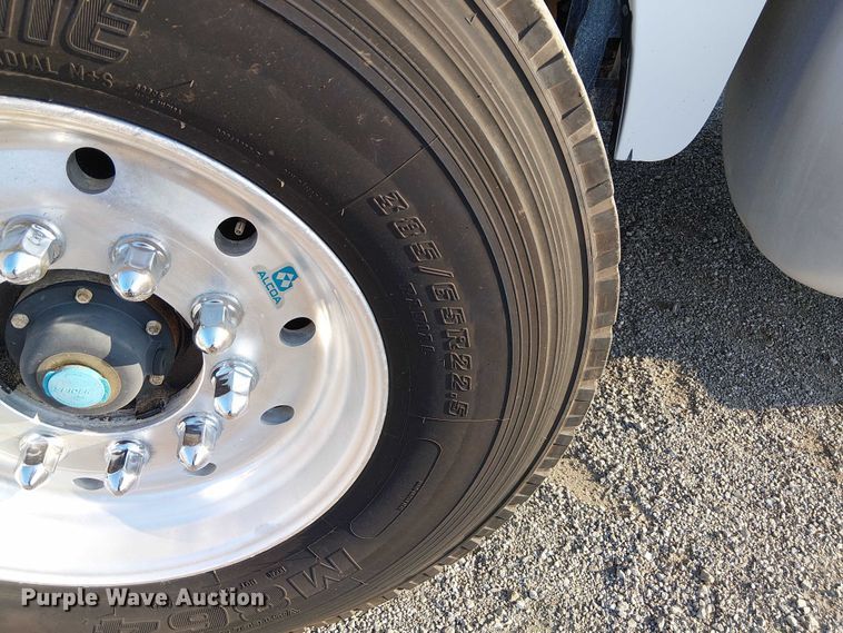 image for item NU9724 2009 Peterbilt 365 flatbed truck