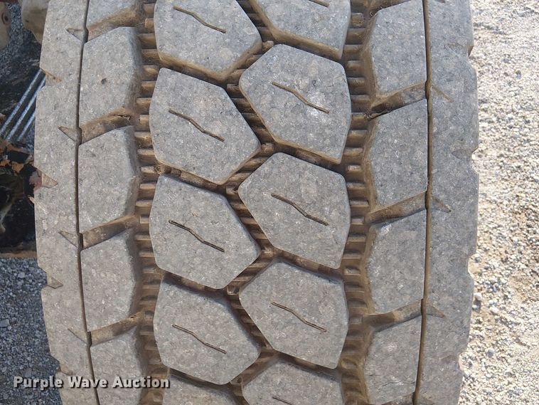 image for item NU9724 2009 Peterbilt 365 flatbed truck