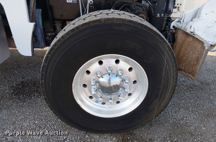 image for item NU9724 2009 Peterbilt 365 flatbed truck