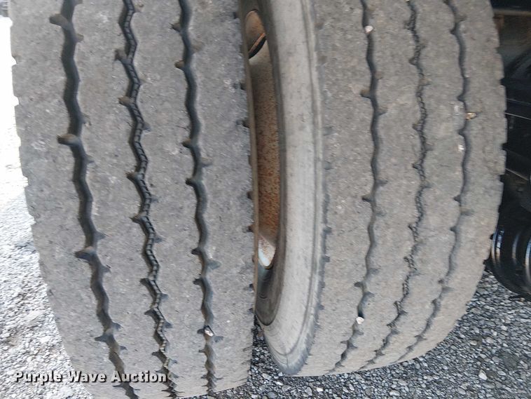 image for item NU9724 2009 Peterbilt 365 flatbed truck