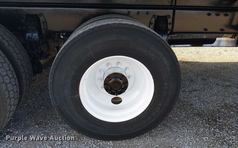 image for item NU9724 2009 Peterbilt 365 flatbed truck