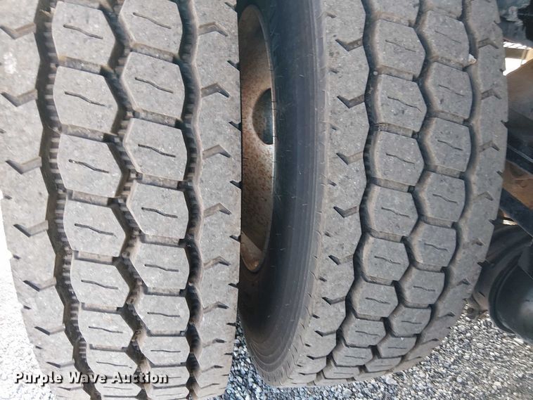 image for item NU9724 2009 Peterbilt 365 flatbed truck